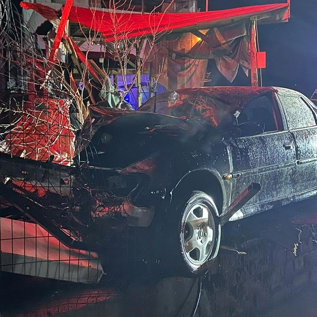 Sakarya'da akaryakıt istasyonunun tabelasına çarpan otomobildeki 3 kişi yar...