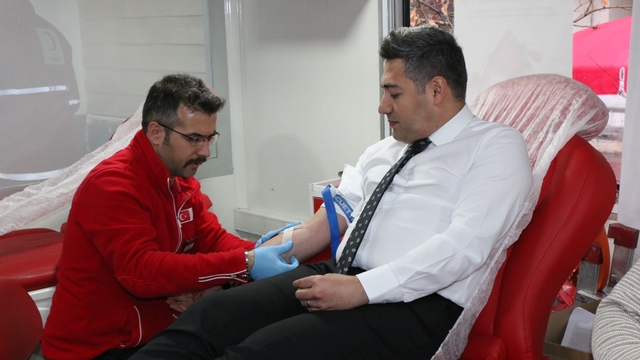 Hizan Kaymakamı Özçelik, kan bağışında bulundu