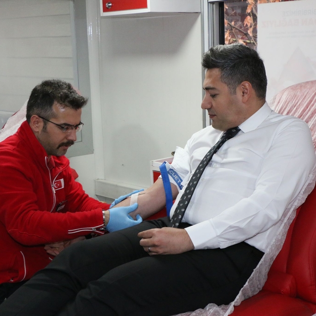 Hizan Kaymakamı Özçelik, kan bağışında bulundu