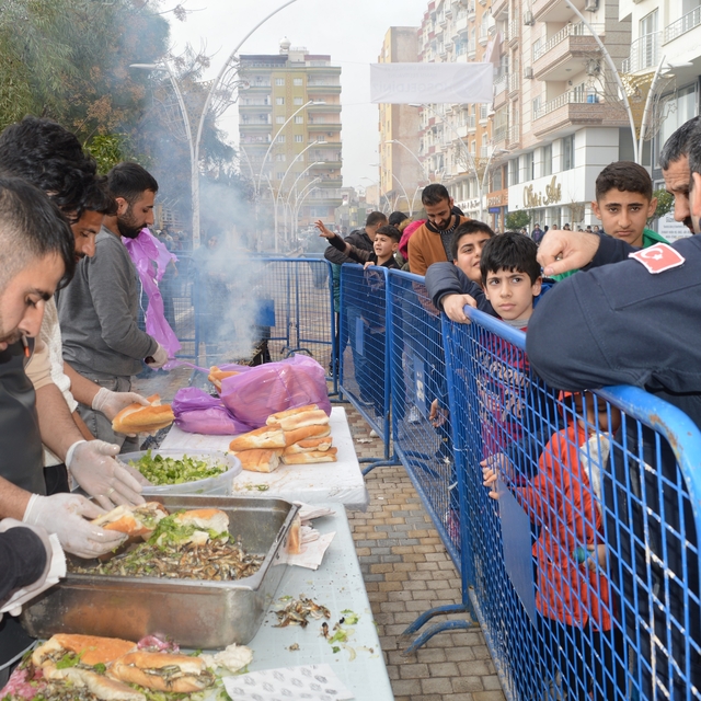 Mardin'de 'Hamsi Festivali'; katılımcılara 1 ton balık ikram edildi