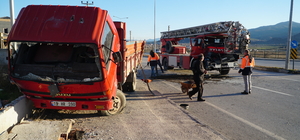 Çorum'da itfaiye aracının park halindeki kamyonete çarptığı kazada iki itfa...