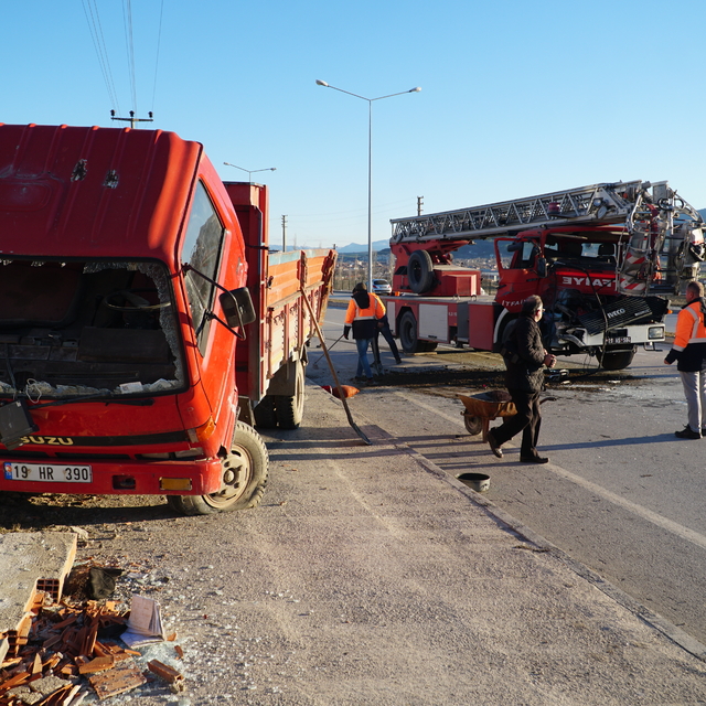 Çorum'da itfaiye aracının park halindeki kamyonete çarptığı kazada iki itfa...
