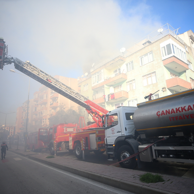 Çanakkale'de cezaevi firarisi, annesi ve kız kardeşinin yaşadığı evi yaktı