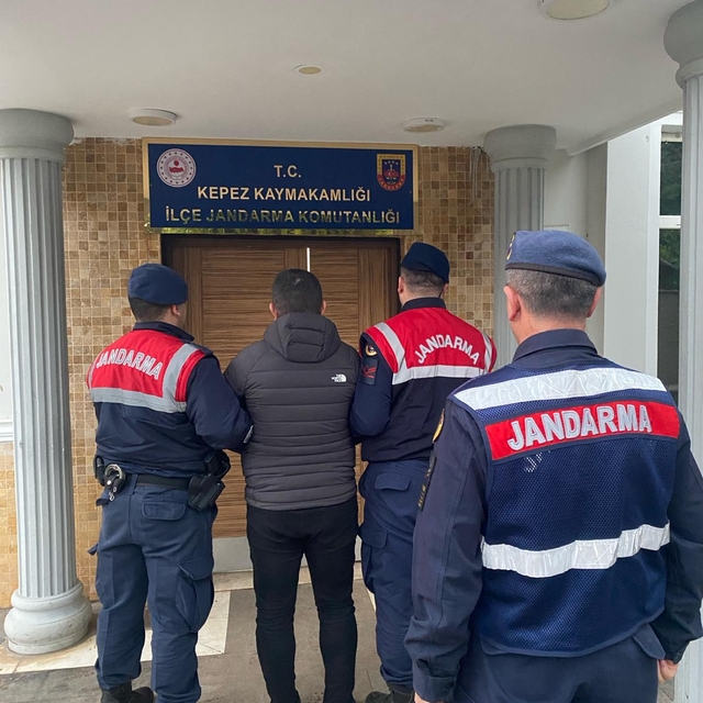 Antalya'daki "Çukur Çetesi"ne yönelik "Kafes-24" operasyonu kapsamında aran...