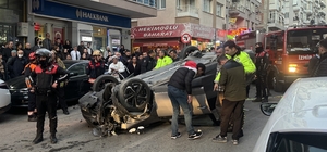 İzmir'de tabancayla yaralanan kişi otomobille kaçmaya çalışırken kaza yaptı