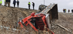 Erzincan'da freni arızalanan hafriyat yüklü kamyonun sürücüsü yaralandı