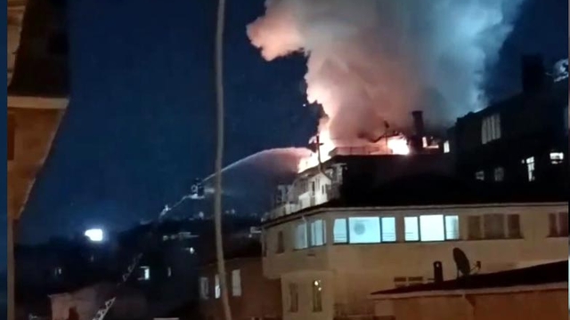 Ailesiyle tartışıp oturdukları apartmanın teras katını ateşe verdi
