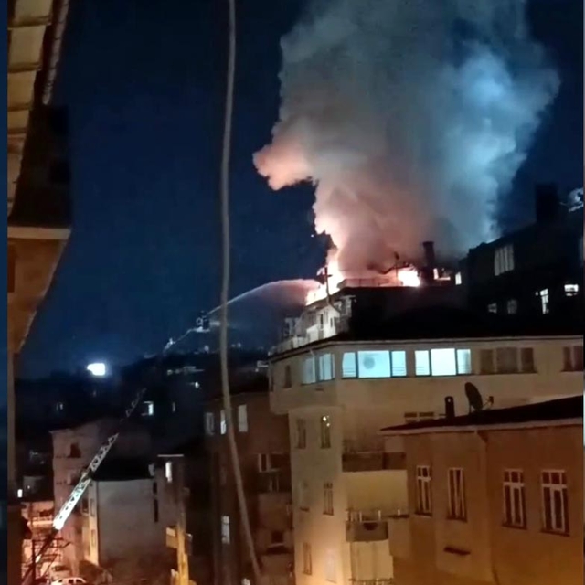 Ailesiyle tartışıp oturdukları apartmanın teras katını ateşe verdi