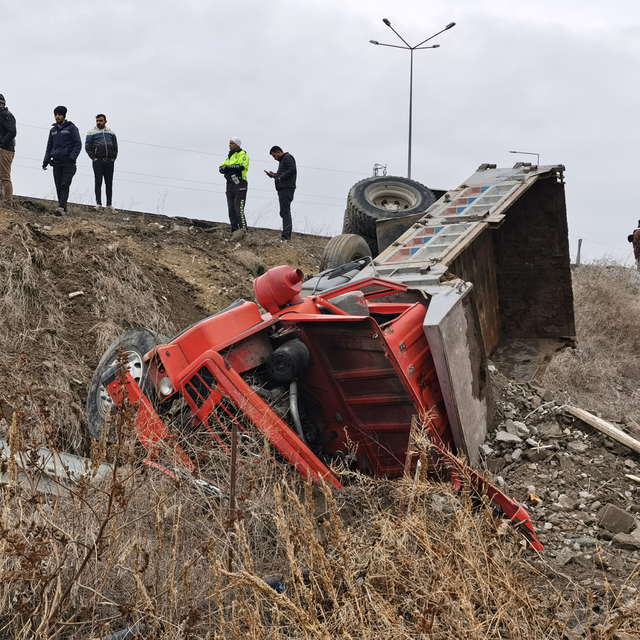 Erzincan'da freni arızalanan hafriyat yüklü kamyonun sürücüsü yaralandı