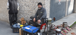 Dede mesleği kalaycılığı yaşatmaya çalışıyor