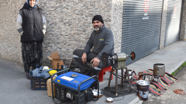 Dede mesleği kalaycılığı yaşatmaya çalışıyor