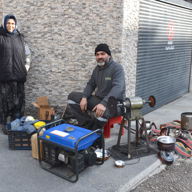 Dede mesleği kalaycılığı yaşatmaya çalışıyor
