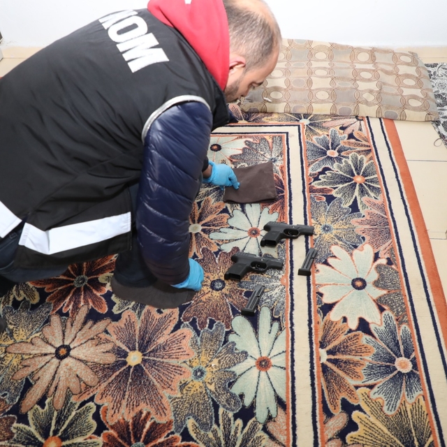 Mersin'de silah kaçakçılığı operasyonu: 5 gözaltı