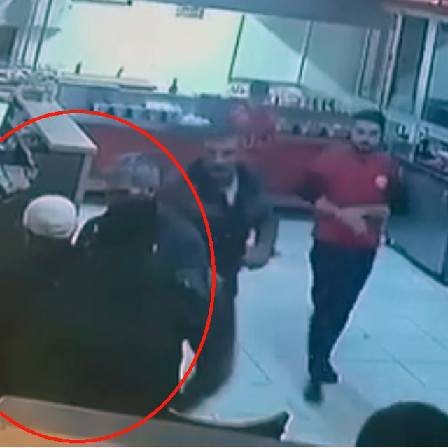 Restoran çalışanı, soluk borusuna yemek kaçan müşteriyi Heimlich manevrası...