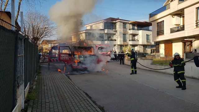 Kocaeli'de çıkan yangında vinç kullanılamaz hale geldi