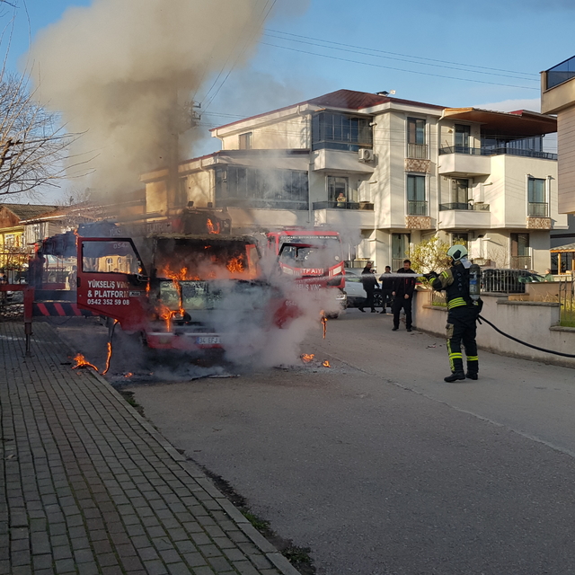 Kocaeli'de çıkan yangında vinç kullanılamaz hale geldi