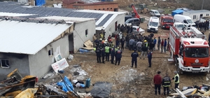 Eşyalarını kurtarmak için yanan barakaya giren işçi, öldü