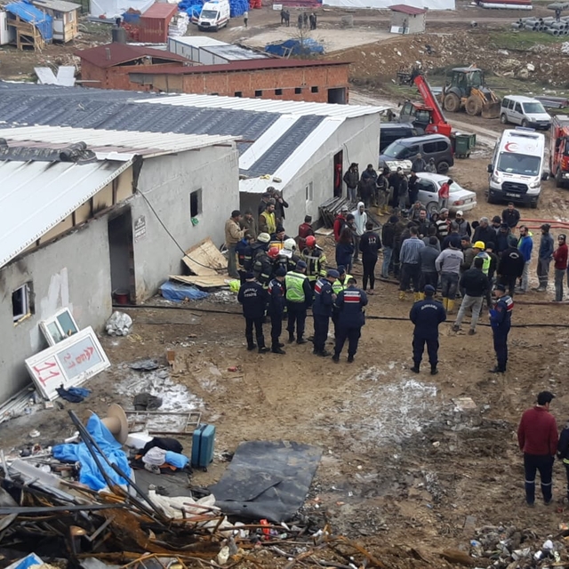 Eşyalarını kurtarmak için yanan barakaya giren işçi, öldü