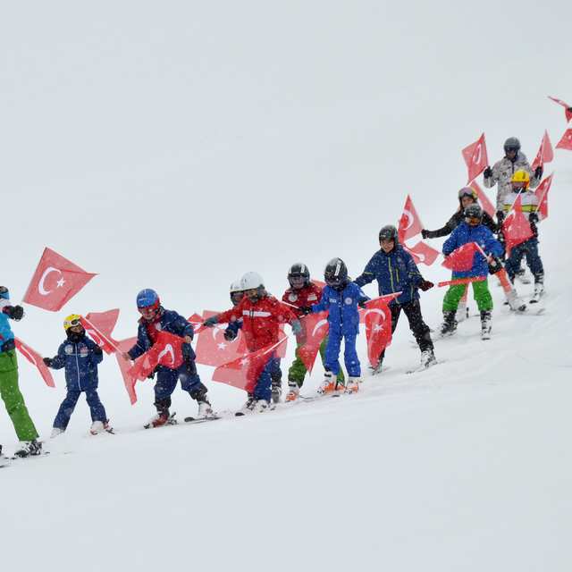 Kars'ta ilkokul öğrencileri "Karın Yıldızları Sarıkamış'ta" projesi ile kay...
