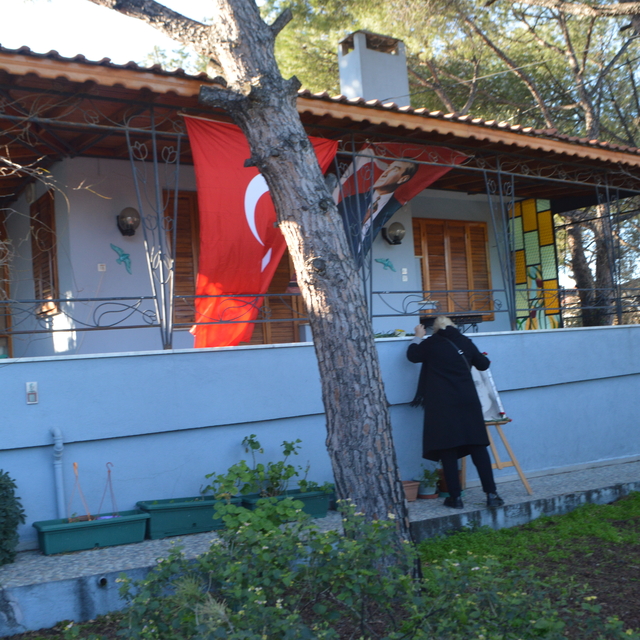 Gazeteci yazar Uğur Mumcu, ölümünün 31. yılında Ayvalık'taki evinin önünde...