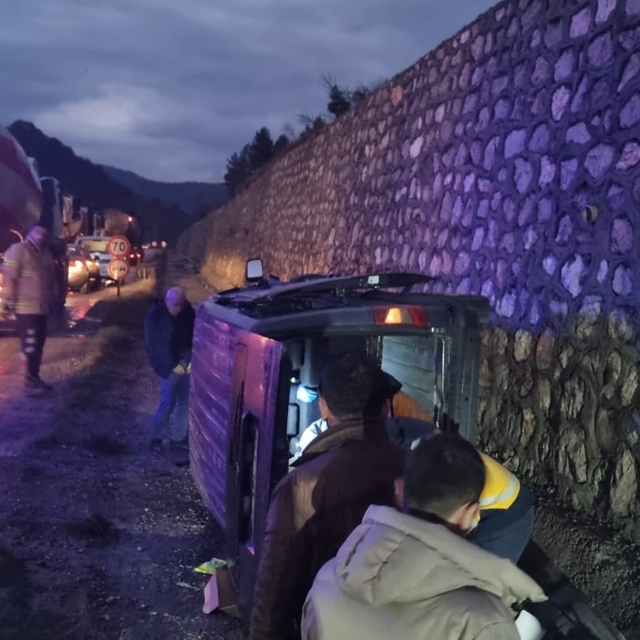 Adıyaman'da şarampole devrilen araçtaki 4 kişi yaralandı