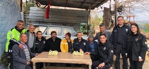 Adana'da polis, engelli kardeşleri ziyaret etti