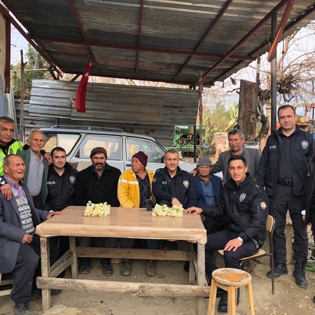 Adana'da polis, engelli kardeşleri ziyaret etti