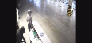 Amasya'da, iki kardeşin oto yıkamacıdaki hırsızlığı kamerada