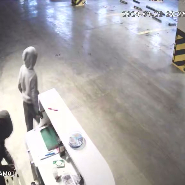 Amasya'da, iki kardeşin oto yıkamacıdaki hırsızlığı kamerada