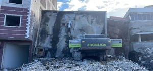 Hatay'da ağır hasarlı bina yıkım sırasında iş makinesinin üzerine çöktü