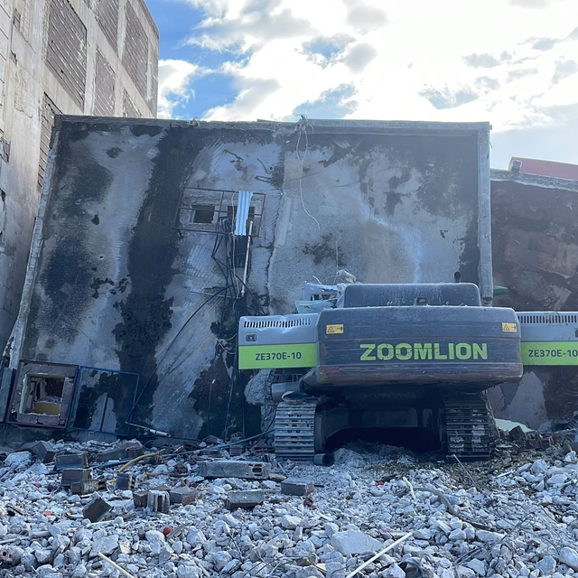 Hatay'da ağır hasarlı bina yıkım sırasında iş makinesinin üzerine çöktü