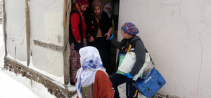 Doğum sancısı tutan kadına ulaşamayan sağlık ekibi iş makinesiyle taşındı