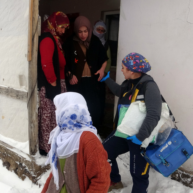 Doğum sancısı tutan kadına ulaşamayan sağlık ekibi iş makinesiyle taşındı