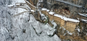 Sümela Manastırı beyaz örtüsüyle görüntülendi