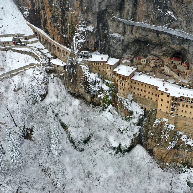 Sümela Manastırı beyaz örtüsüyle görüntülendi