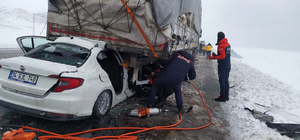 Bitlis'te otomobilin tıra çarpması sonucu 2 kişi hayatını kaybetti