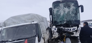 Ağrı'da yolcu otobüsü, kamyonete çarptı: 11 yaralı