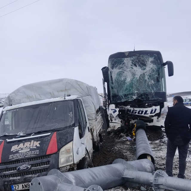 Ağrı'da yolcu otobüsü, kamyonete çarptı: 11 yaralı