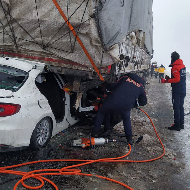 Bitlis'te otomobilin tıra çarpması sonucu 2 kişi hayatını kaybetti
