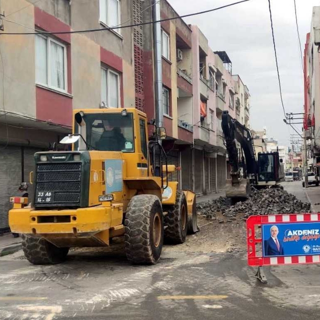 Akdeniz'de yol yapım çalışmaları sürüyor