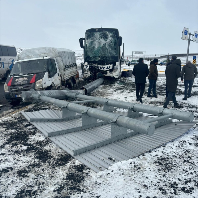 Ağrı'da yolcu otobüsü ile kamyonetin karıştığı kazada 11 kişi yaralandı