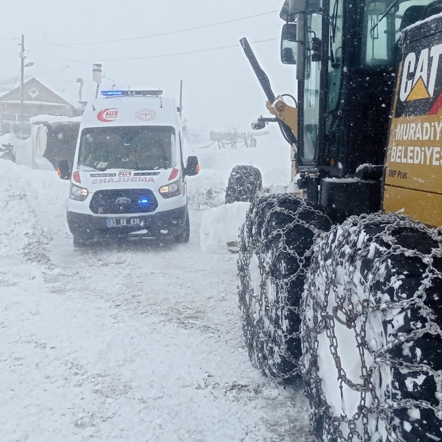 Van'da rahatsızlanan diyaliz hastası ekiplerin çalışmasıyla hastaneye ulaşt...