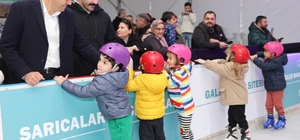 Silifke Belediye Başkanı Altunok, buz pateni pistinde çocuklarla buluştu