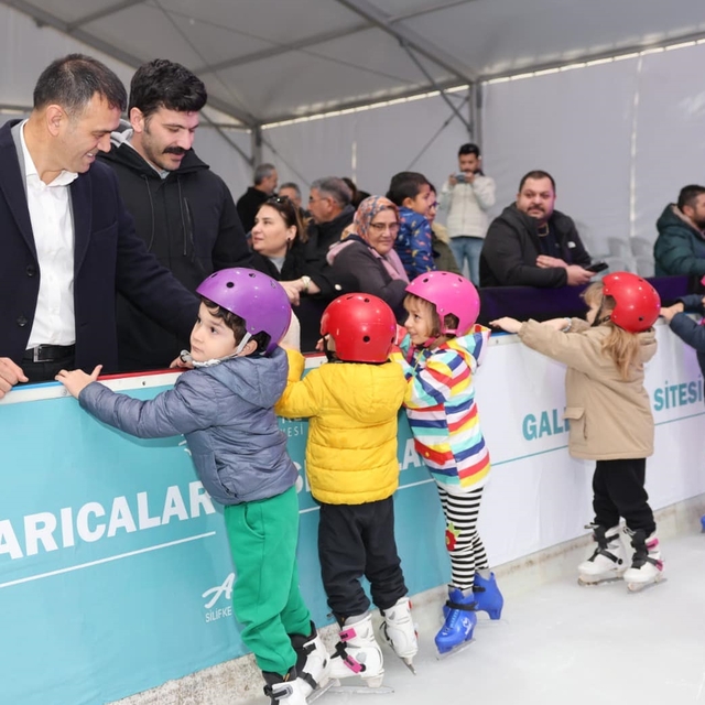 Silifke Belediye Başkanı Altunok, buz pateni pistinde çocuklarla buluştu