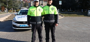 Kastamonu'da bankada kalbi duran kişiyi trafik polisleri hayata döndürdü