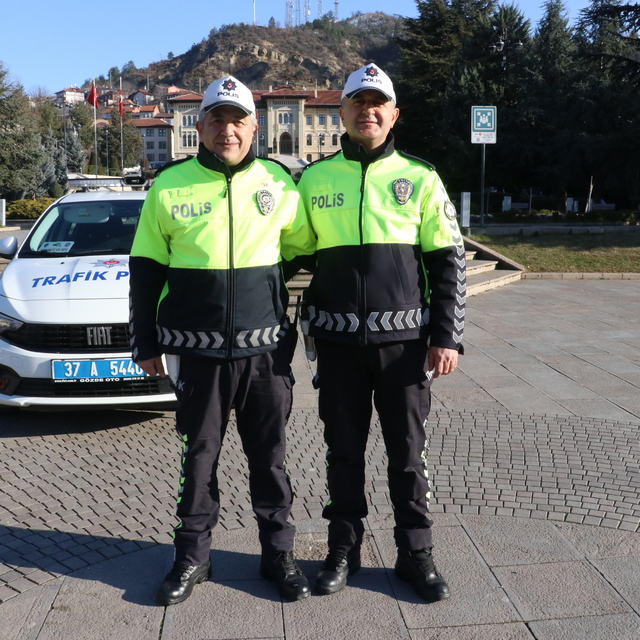 Kastamonu'da bankada kalbi duran kişiyi trafik polisleri hayata döndürdü