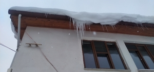 Başçiftlik'te çatılarda oluşan buz sarkıtları temizleniyor