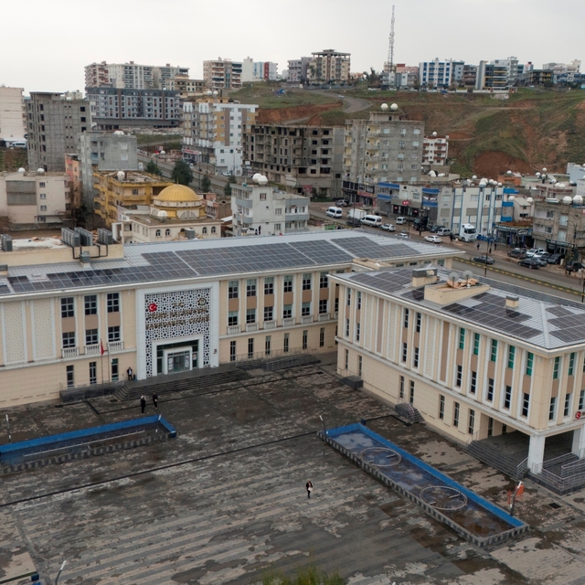 Cizre´de, belediye ve su arıtma tesisi binalarına güneş enerjisi sistemi ku...