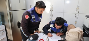 Muğla'da zabıtanın bulduğu, içinde altın ve para olan çanta sahibine verild...