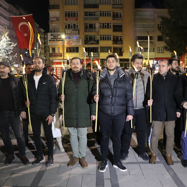 Elazığ'da 24 Ocak depreminin 4. yılında meşaleli yürüyüş düzenlendi